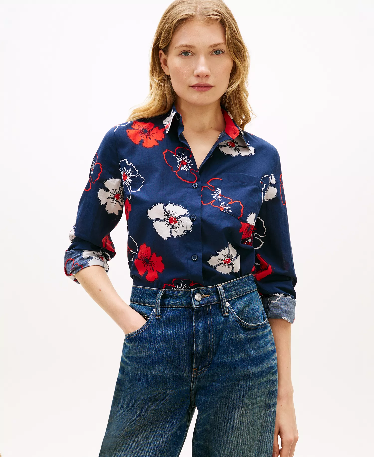 mni-26659f23820eb0d94d080017bae78637 Women's Printed Button-Front Roll-Tab Shirt — изображение 3