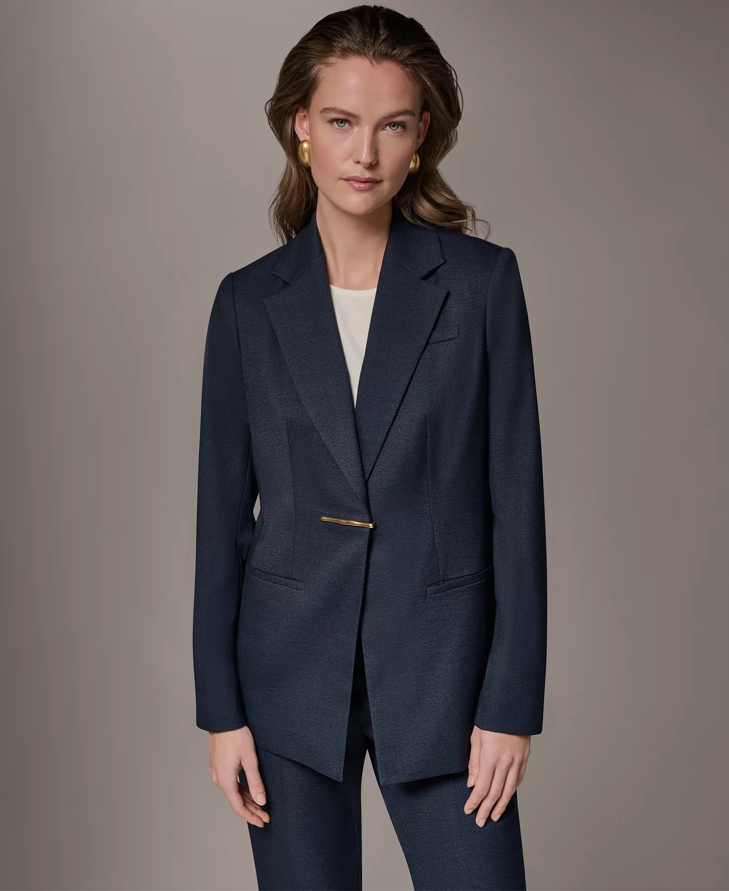 mni-ce175e157178eea6006d46ee97ad40cb Women's Notch Lapel Padded Shoulder Blazer