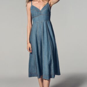 dkny sp26 editorial 31 1400x2100 83853a78 f822 4d67 80a1 c82bd4c521f2
