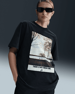 nike sportswear Женская футболка с короткими рукавами и рисунком nike sportswear Женская футболка с короткими рукавами и рисунком